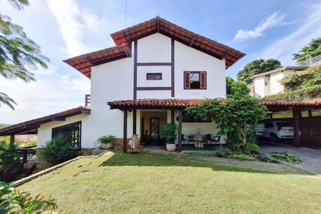 Casa de condomínio à venda com 380m², 4 quartos e 4 vagas Casa de condomínio à venda com 380m², 4 quartos e 4 vagasQuintal