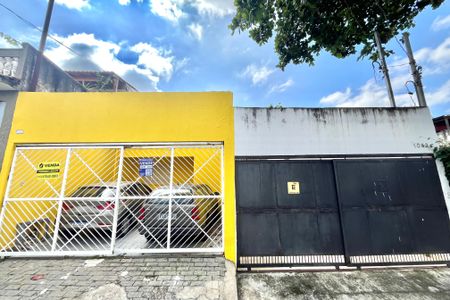 Casa à venda com 200m², 3 quartos e 4 vagas Casa à venda com 200m², 3 quartos e 4 vagasFachada e Placa