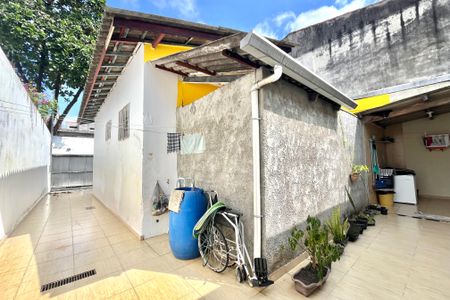 Casa à venda com 200m², 3 quartos e 4 vagas Casa à venda com 200m², 3 quartos e 4 vagasQuintal