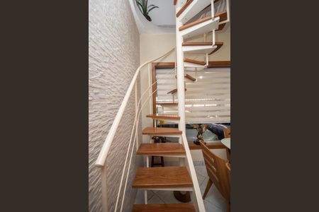 Casa à venda com 187m², 4 quartos e 2 vagasEscada