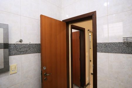 Casa à venda com 400m², 5 quartos e 4 vagas Casa à venda com 400m², 5 quartos e 4 vagasBanheiro 1