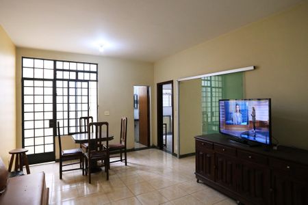 Casa à venda com 400m², 5 quartos e 4 vagas Casa à venda com 400m², 5 quartos e 4 vagasSala