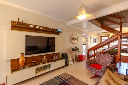 Casa de condomínio à venda com 229m², 3 quartos e 2 vagasSala