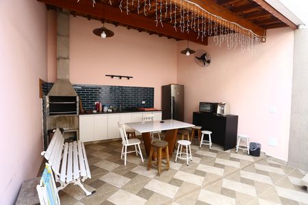 Casa à venda com 170m², 3 quartos e 2 vagas Casa à venda com 170m², 3 quartos e 2 vagasÁrea comum - Churrasqueira
