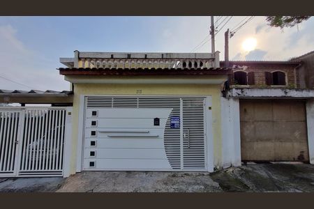 Casa à venda com 170m², 3 quartos e 2 vagas Casa à venda com 170m², 3 quartos e 2 vagasFachada
