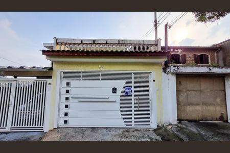 Casa à venda com 170m², 3 quartos e 2 vagas Casa à venda com 170m², 3 quartos e 2 vagasFachada