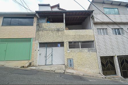 Casa à venda com 449m², 5 quartos e 2 vagas Casa à venda com 449m², 5 quartos e 2 vagasFachada
