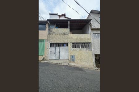 Casa à venda com 449m², 5 quartos e 2 vagas Casa à venda com 449m², 5 quartos e 2 vagasFachada