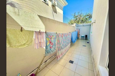 Casa de condomínio à venda com 128m², 3 quartos e 4 vagas