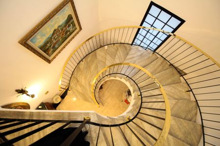 Casa à venda com 830m², 4 quartos e 4 vagasEscada