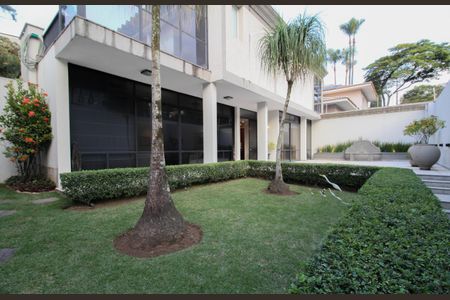 Casa à venda com 830m², 4 quartos e 4 vagasQuintal