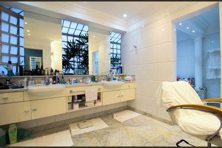 Casa à venda com 830m², 4 quartos e 4 vagasBanheiro Suíte Master