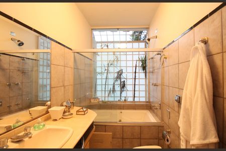 Casa à venda com 830m², 4 quartos e 4 vagasBanheiro 2