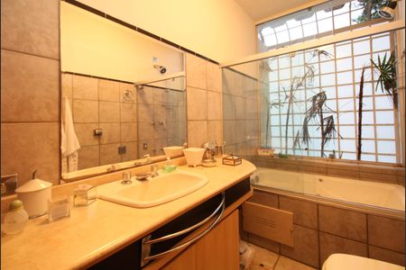 Casa à venda com 830m², 4 quartos e 4 vagasBanheiro 2