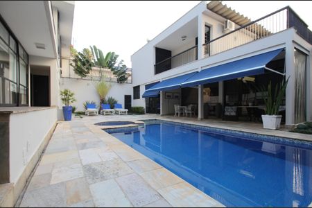 Casa à venda com 830m², 4 quartos e 4 vagasPiscina