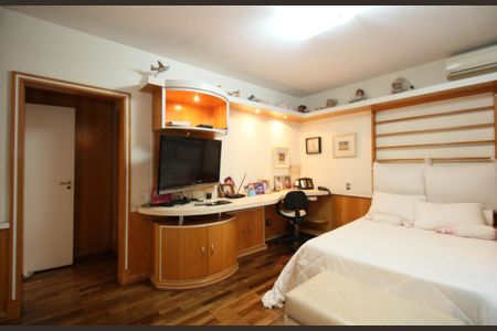 Casa à venda com 830m², 4 quartos e 4 vagasSuíte 2