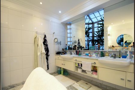 Casa à venda com 830m², 4 quartos e 4 vagasBanheiro Suíte Master