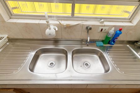 Casa à venda com 166m², 4 quartos e 2 vagas Casa à venda com 166m², 4 quartos e 2 vagasCozinha - Torneira