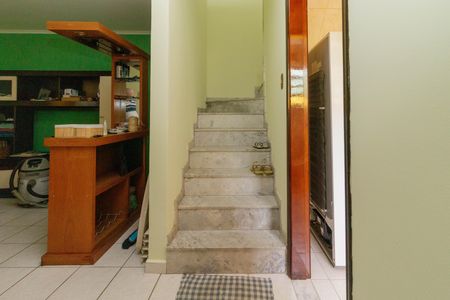 Casa à venda com 166m², 4 quartos e 2 vagas Casa à venda com 166m², 4 quartos e 2 vagasSala - escada de acesso