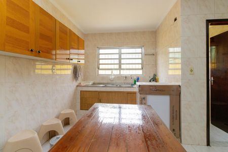 Casa à venda com 166m², 4 quartos e 2 vagas Casa à venda com 166m², 4 quartos e 2 vagasCozinha