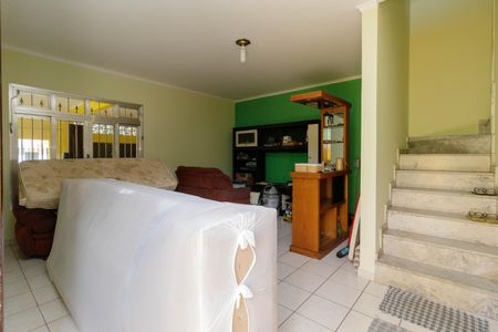 Casa à venda com 166m², 4 quartos e 2 vagas Casa à venda com 166m², 4 quartos e 2 vagasSala - escada de acesso