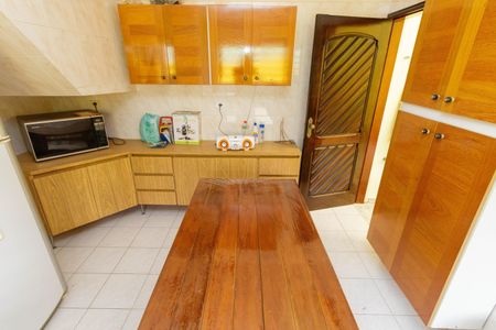 Casa à venda com 166m², 4 quartos e 2 vagas Casa à venda com 166m², 4 quartos e 2 vagasCozinha