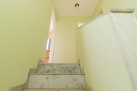 Casa à venda com 166m², 4 quartos e 2 vagas Casa à venda com 166m², 4 quartos e 2 vagasEscada acesso aos quartos