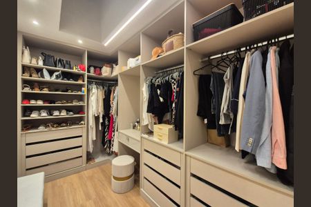 Casa de condomínio à venda com 300m², 4 quartos e 2 vagasCloset da suíte 2