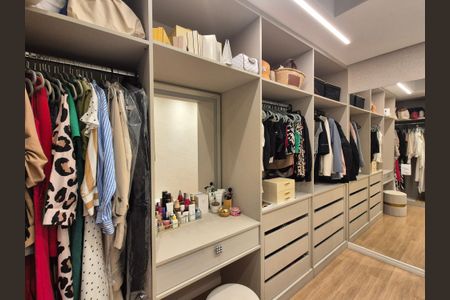 Casa de condomínio à venda com 300m², 4 quartos e 2 vagasCloset da suíte 2