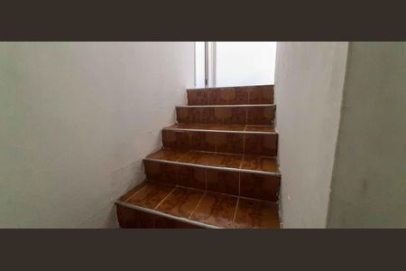 Casa à venda com 165m², 2 quartos e 2 vagas Casa à venda com 165m², 2 quartos e 2 vagasEscada