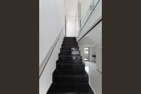 Apartamento à venda com 157m², 4 quartos e 2 vagas Apartamento à venda com 157m², 4 quartos e 2 vagasEscada