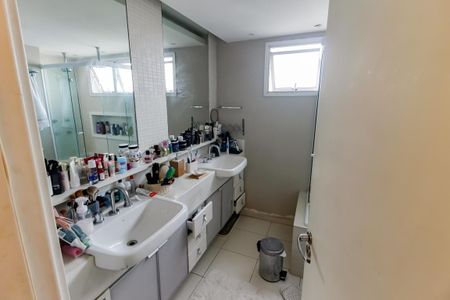 Apartamento à venda com 199m², 4 quartos e 3 vagasBanheiro da Suíte 2
