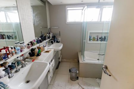 Apartamento à venda com 199m², 4 quartos e 3 vagasBanheiro da Suíte 2