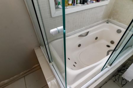 Apartamento à venda com 199m², 4 quartos e 3 vagasBanheiro da Suíte 2