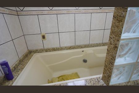 Casa para alugar com 210m², 4 quartos e 2 vagasBanheiro Social