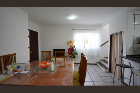 Casa para alugar com 210m², 4 quartos e 2 vagasSala