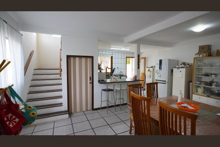 Casa para alugar com 210m², 4 quartos e 2 vagasSala