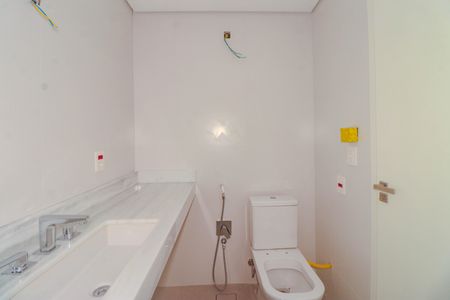 Apartamento à venda com 374m², 3 quartos e 4 vagasBanheiro da Suíte 1