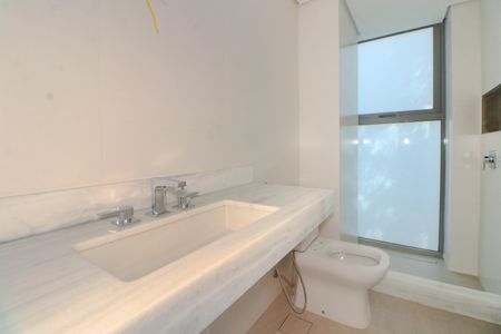 Apartamento à venda com 374m², 3 quartos e 4 vagasBanheiro da Suíte 2