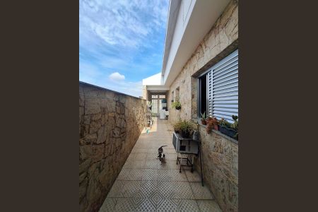 Casa à venda com 331m², 2 quartos e 9 vagas Casa à venda com 331m², 2 quartos e 9 vagasLateral