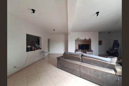 Casa à venda com 331m², 2 quartos e 9 vagas Casa à venda com 331m², 2 quartos e 9 vagasSala