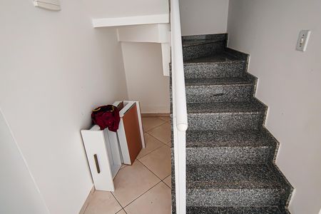 Apartamento à venda com 100m², 2 quartos e 1 vaga Apartamento à venda com 100m², 2 quartos e 1 vagaEscada