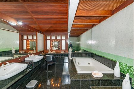 Casa à venda com 435m², 4 quartos e 4 vagasBanheiro da Suíte 1