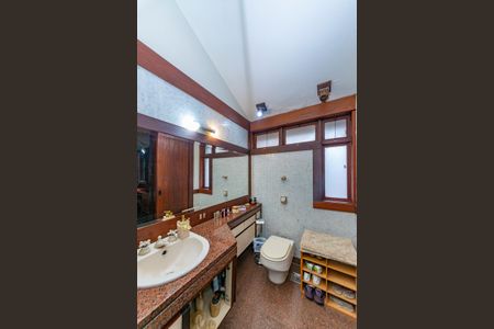 Casa à venda com 435m², 4 quartos e 4 vagasBanheiro da Suíte 2