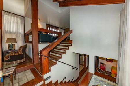 Casa à venda com 435m², 4 quartos e 4 vagasEscada
