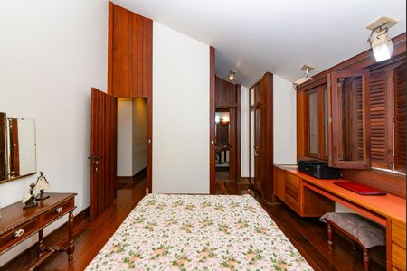 Casa à venda com 435m², 4 quartos e 4 vagasSuíte 2