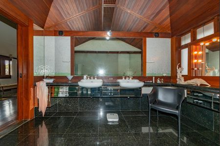 Casa à venda com 435m², 4 quartos e 4 vagasBanheiro da Suíte 1