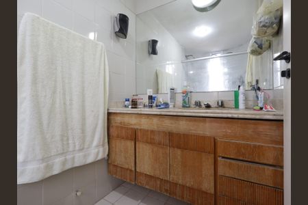 Apartamento à venda com 370m², 5 quartos e 4 vagasBanheiro da Suíte 2