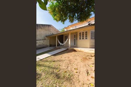 Casa à venda com 100m², 2 quartos e 2 vagas Casa à venda com 100m², 2 quartos e 2 vagasFachada