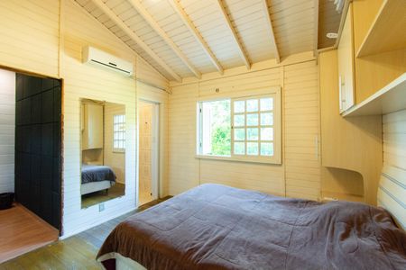 Casa à venda com 100m², 2 quartos e 2 vagas Casa à venda com 100m², 2 quartos e 2 vagasSuíte